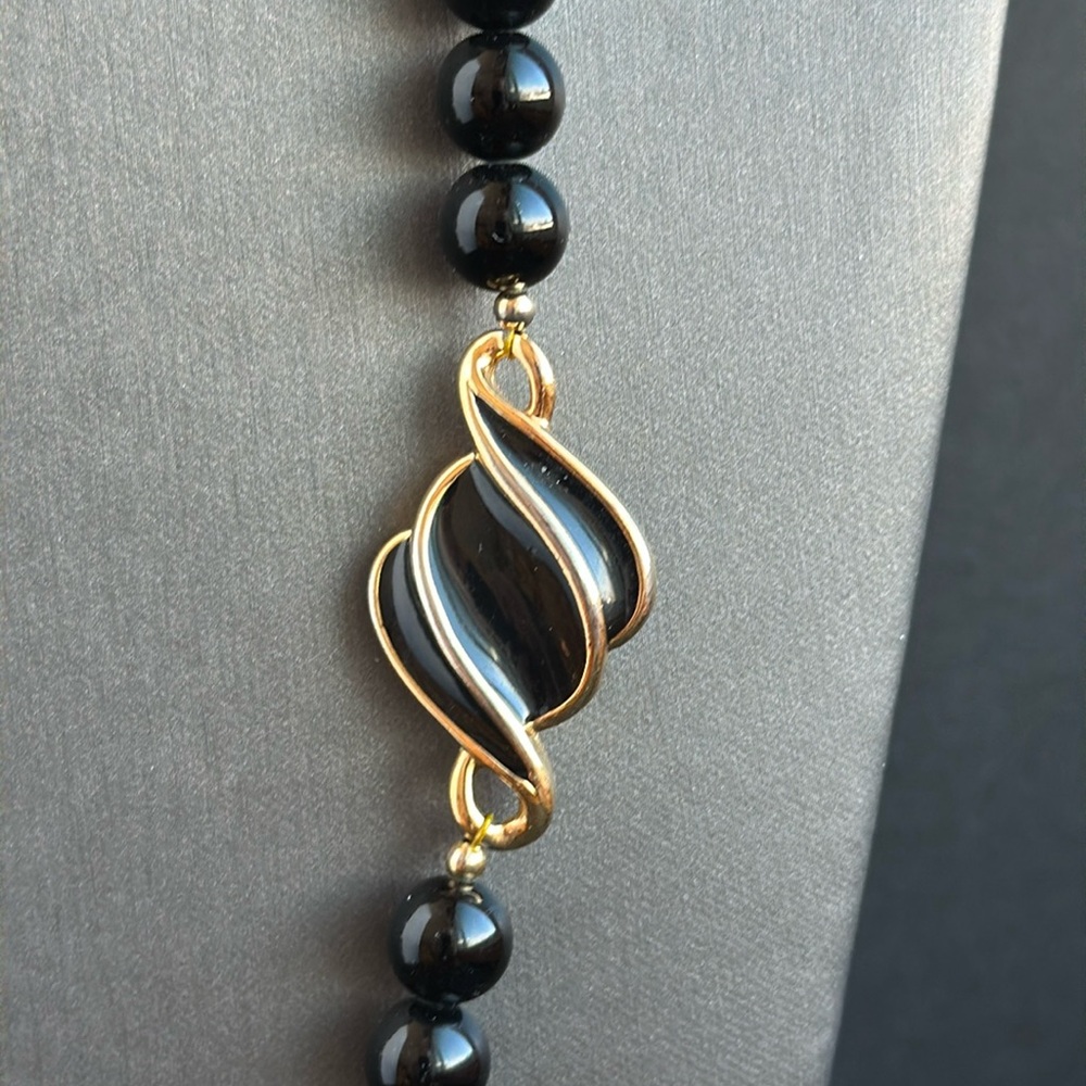 Vintage NAPIER Black Lucite Beaded Necklace w Black Enamel & Gold Tone Accents - Picture 3 of 7